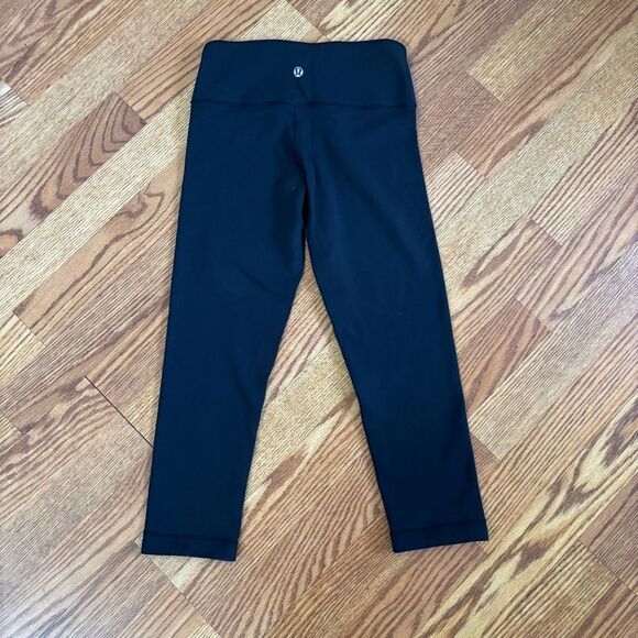 LuLuLemon Wunder Under Reversible Capri Leggings, Sz 2 - Picture 3 of 4